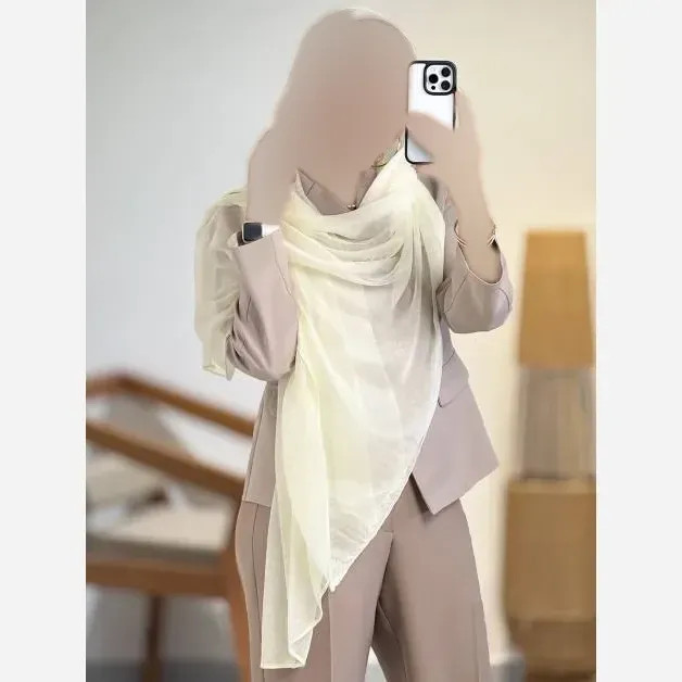 شال کرپ کریستال شنی ابعاد 74*180 فری سایز در رنگ بندی مشکی، سفید، کرم