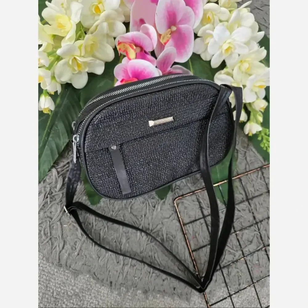 کیف زنانه مدل آیدا جنس چرم طرح کنفی سه خانه رنگ مشکی و کرم