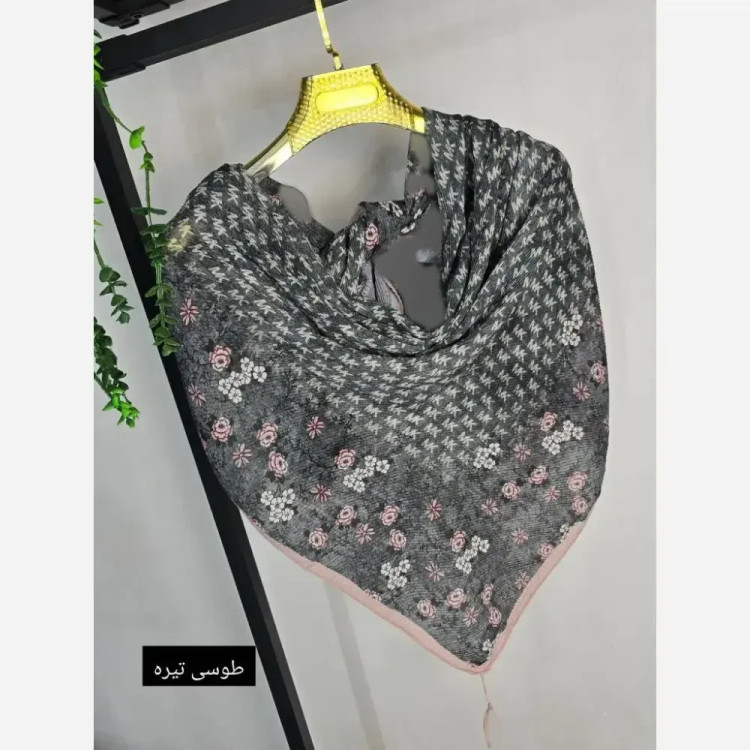 روسری پلیسه زنانه سایز 125 در 125 شاین دار منگوله دار طرح جوانه