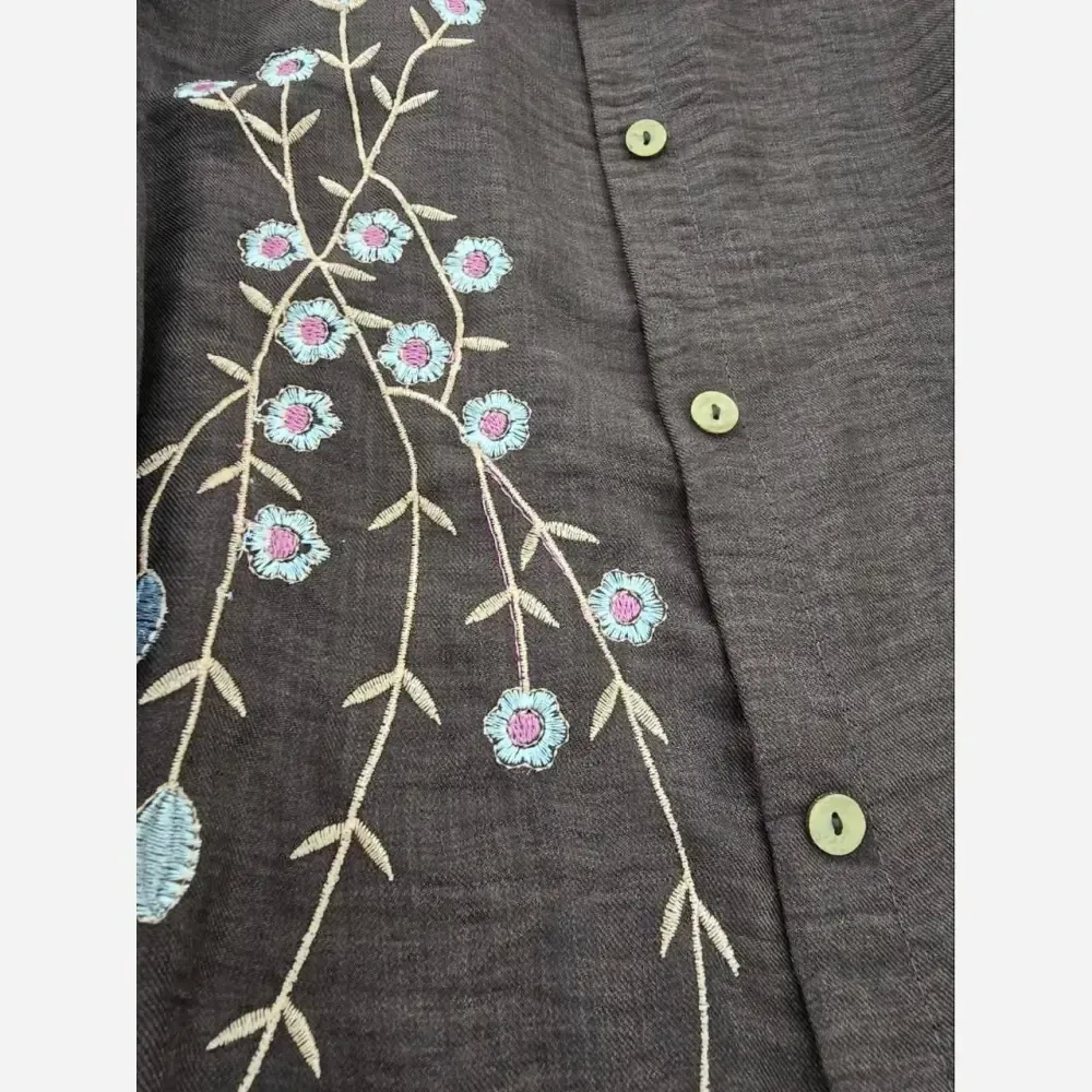 شومیز مانتویی آرتینا گلدوزی شده جنس شانتون در رنگ بندی کرم نسکافه ای سبز سرمه ای قهوه ای سایز یک و دو