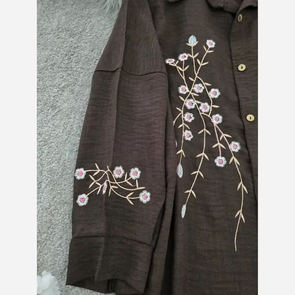 شومیز مانتویی آرتینا گلدوزی شده جنس شانتون در رنگ بندی کرم نسکافه ای سبز سرمه ای قهوه ای سایز یک و دو