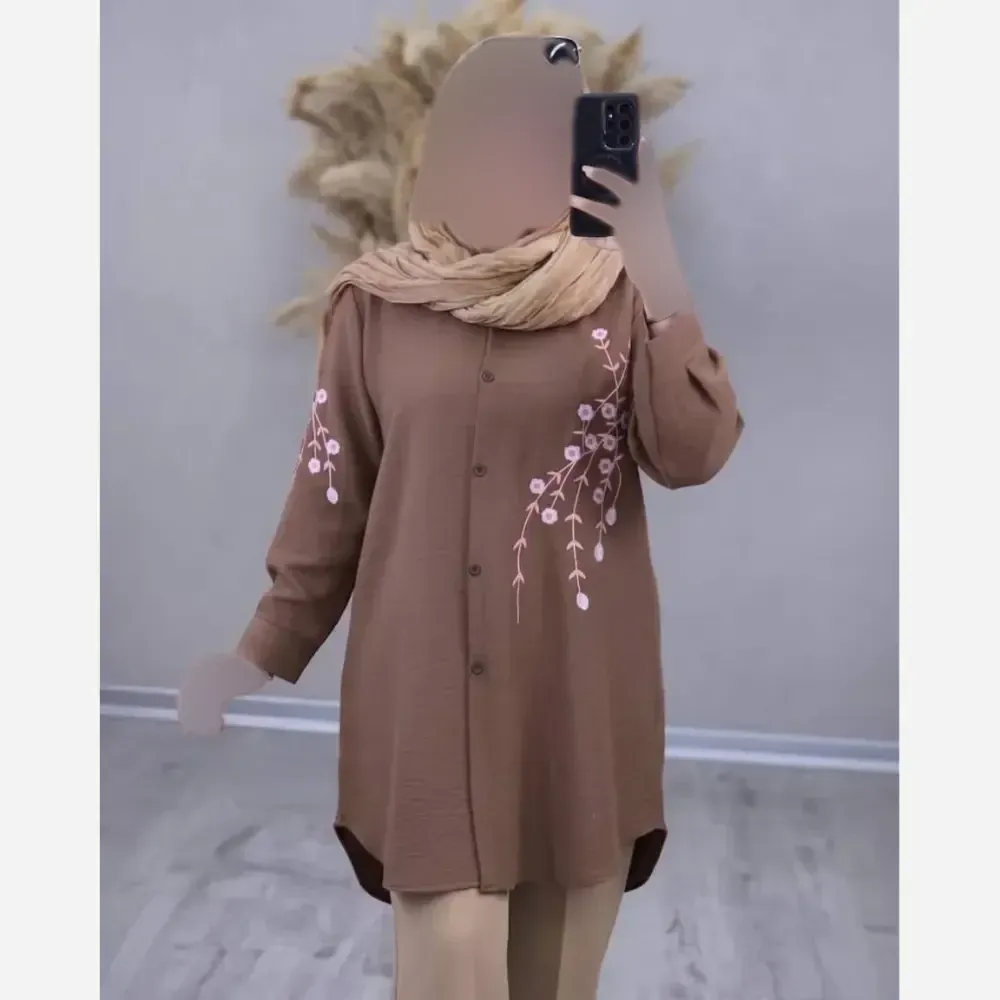 شومیز مانتویی آرتینا گلدوزی شده جنس شانتون در رنگ بندی کرم نسکافه ای سبز سرمه ای قهوه ای سایز یک و دو