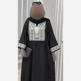 عبا زنانه داکرون خرجکار سوزن دوزی مدل آلکا رنگ مشکی خرجکار سفید فری سایز